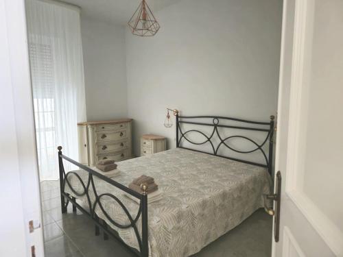 Savito Guest House mare في توري كان: غرفة نوم مع سرير أسود وخزانة