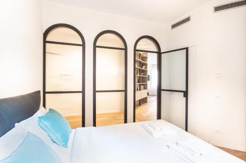 Cool and Big Central Apartment Duomo - White photo 21