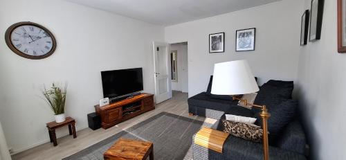 TV a/nebo společenská místnost v ubytování City Apartment Sairaalakatu, lämmin sähköistetty autotalli sisältyy hintaan