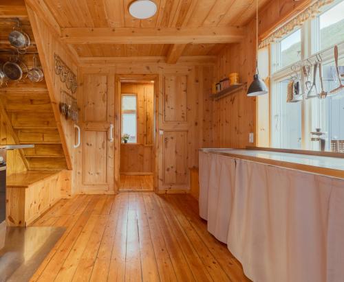 Peaceful Home with Ocean Views in Elduvíkにあるキッチンまたは簡易キッチン