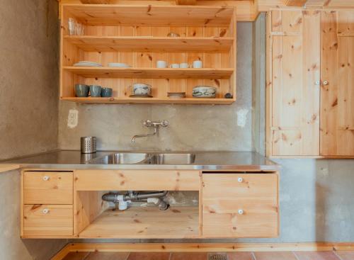Peaceful Home with Ocean Views in Elduvíkにあるキッチンまたは簡易キッチン