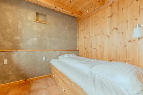 Peaceful Home with Ocean Views in Elduvíkにあるベッド
