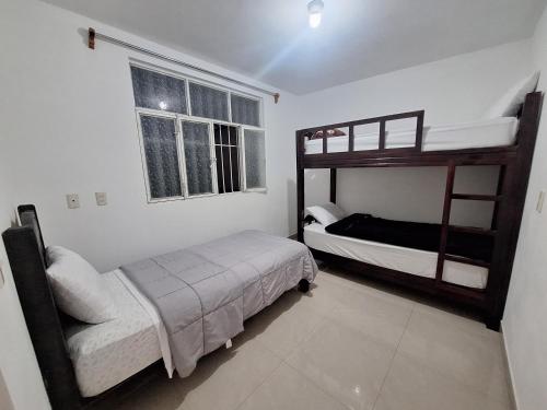 a bedroom with two bunk beds and two windows at Casa muy cerca de plaza central in San Cristóbal de Las Casas