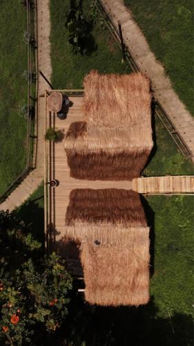 an overhead view of a row of straw roofs at Eden Hotel in El Peñol