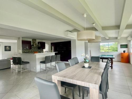 - une salle à manger et une cuisine avec une table et des chaises en bois dans l'établissement Maison de Philippe, à Passy-sur-Marne