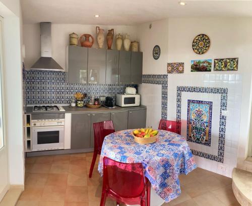Cucina o angolo cottura di En-suite Triple Room-Giardino A Mare
