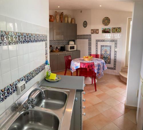 Cucina o angolo cottura di En-suite Triple Room-Giardino A Mare