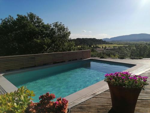 - une piscine sur une terrasse fleurie dans l'établissement Maison contemporaine en bois au coeur des Corbières, à Ferrals-lès-Corbières