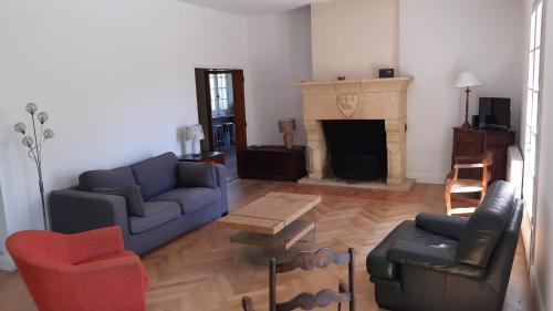 un salon avec deux canapés et une cheminée dans l'établissement La Pantaine, à Cénac-et-Saint-Julien