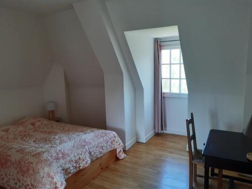 une chambre avec un lit, une table et une fenêtre dans l'établissement La Pantaine, à Cénac-et-Saint-Julien