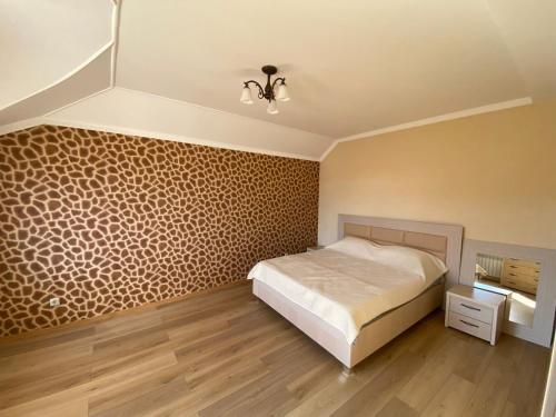 a bedroom with a bed and a wall with a pattern at Vila Lena in Cahul