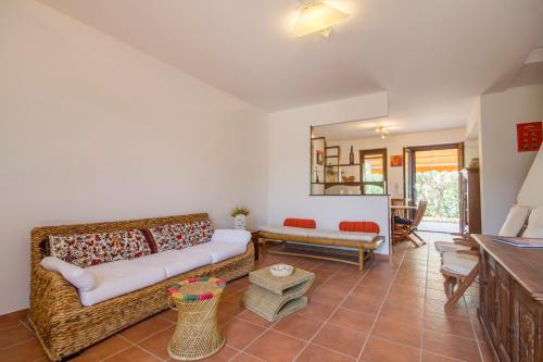 een woonkamer met een bank en een tafel bij Stagnone Holiday Apartment in Birgi Vecchi