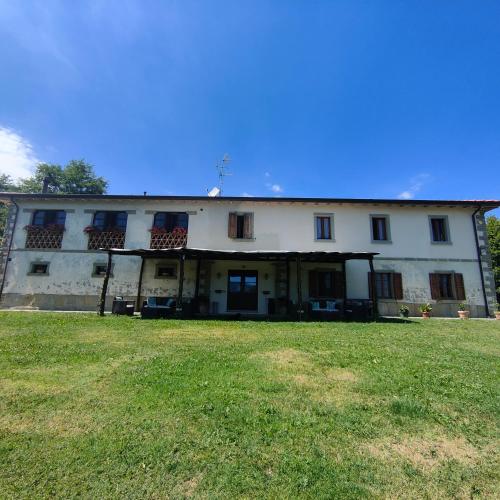 a large white building with a yard in front of it at Raggiale B&B in San Silvestro