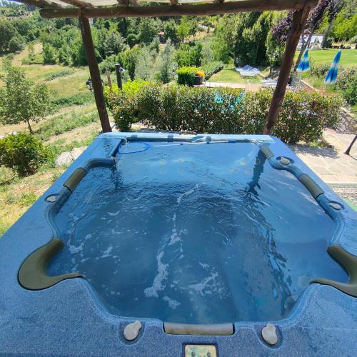 a jacuzziificialificialificialificialificialificialificialificialificialificialificial at Raggiale B&B in San Silvestro