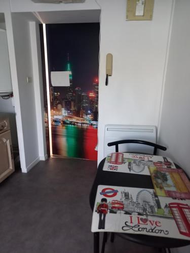 - une chambre avec un lit et une vue sur la ville dans l'établissement Studio, à Oyonnax