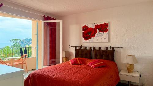 - une chambre avec un lit doté d'un couvre-lit rouge dans l'établissement L'Evasion Luxury Apartment Stunning Sea View - Swimming Pool - Parking, à Théoule-sur-Mer
