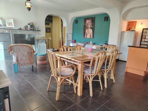 a kitchen and dining room with a table and chairs at Chambre Suite Zen Baignoire sous les toits in Bénesse-Maremne