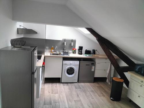 une cuisine avec un lave-linge et un lave-linge dans l'établissement T2 centre ville, à Saint-Nazaire