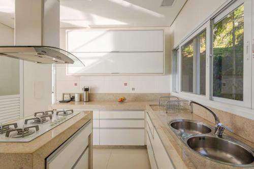 Η κουζίνα ή μικρή κουζίνα στο Casa com vista para o mar em Ilha Bela