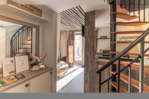 a staircase leading to the kitchen and living room of a house at La Petite Escapade, maison avec jacuzzi privatif in Héricy