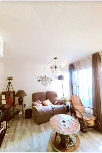 un salon avec un canapé et une table dans l'établissement Charmant duplex, à Leucate-Plage