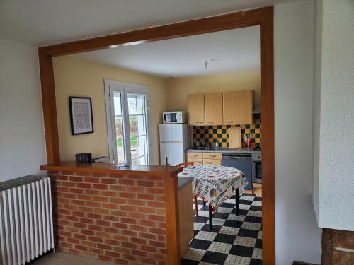 une cuisine avec une table et un comptoir dans l'établissement A l'horizon du Mont, à Pontorson