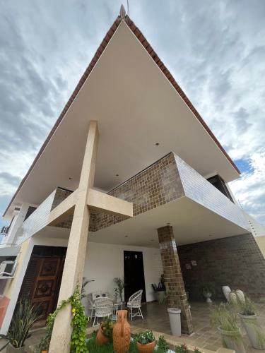 a house with a large cross on the front of it at Studio Sal - 3 min do Mossoró Cidade Junina in Mossoró