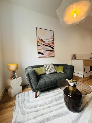 un salon avec un canapé et une table dans l'établissement Casa Cap Faidherbe, à Angers