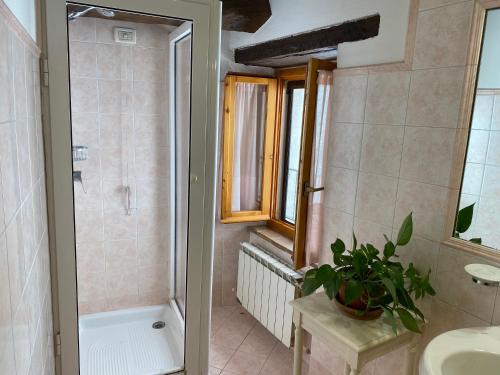 a bathroom with a tub and a sink and a toilet at Casa Vacanze Nonna Maria in Sassoferrato