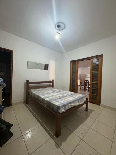 ein Schlafzimmer mit einem Bett in der Zimmerecke in der Unterkunft Casa na Praia 013 in Itanhaém