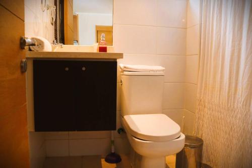 a bathroom with a white toilet and a sink at HOM I Studio SKI OUT 3PAX en Valle de Condores 1 in Farellones