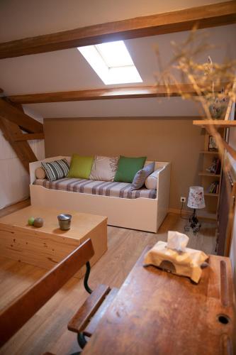 a living room with a couch and a table at Le Chat Blanc Gîte in Versols-et-Lapeyre