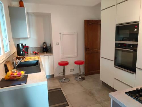 Photo de la galerie de l'établissement VILLA 140 M2 PISCINE JARDIN 5 PERSONNES et UN BEBE, à Marseille