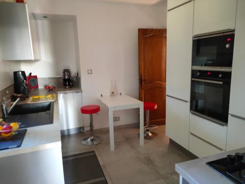 Photo de la galerie de l'établissement VILLA 140 M2 PISCINE JARDIN 5 PERSONNES et UN BEBE, à Marseille