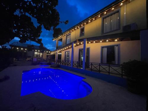 Πισίνα στο ή κοντά στο Windancer Beachfront Villa in Las Picuas