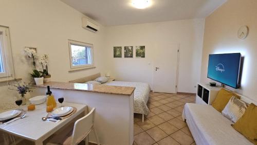 a living room with a couch and a table in a room at Appartamento da Vjeri in Pula