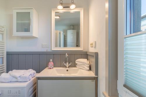 a bathroom with a sink and a mirror at Ferienhaus vor Rügen in Sundhagen
