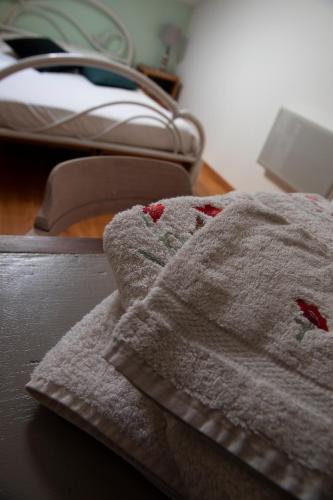a towel sitting on top of a bed at Le Chat Blanc Gîte in Versols-et-Lapeyre
