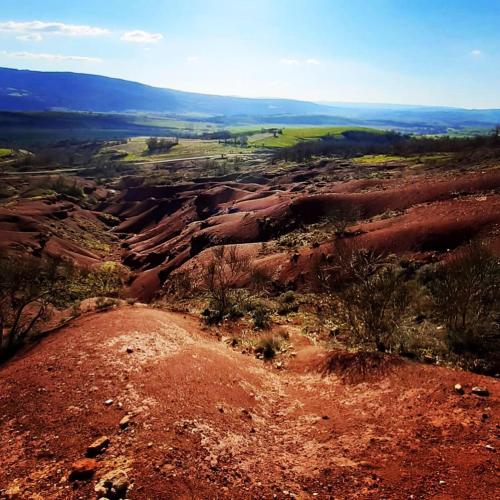a view from the top of a dirt road at Le Chat Blanc Gîte in Versols-et-Lapeyre