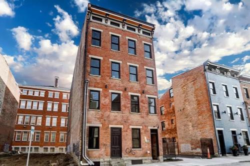 un vieux bâtiment en briques dans une ville dans l'établissement Vaughn Lofts # 4, à Cincinnati