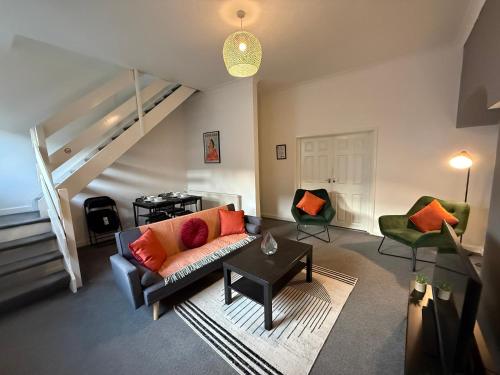 a living room with a couch and two chairs at Bexley-4 Bdrm 5 beds Sleeps 7 Ideal 4 Contractors in Pallion