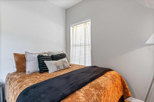 Ein Bett oder Betten in einem Zimmer der Unterkunft Hackberry Lookout - Osage Beach
