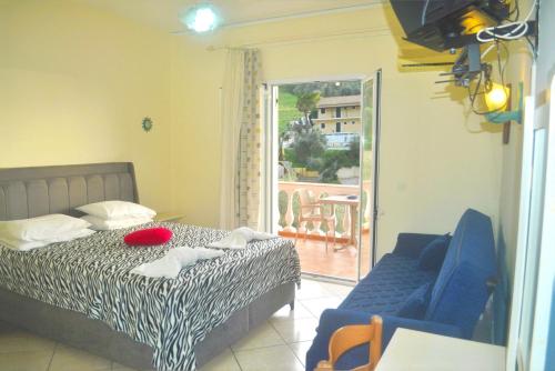 Ένα ή περισσότερα κρεβάτια σε δωμάτιο στο Holiday House Letta in a very quiet location - Agios Gordios Beach