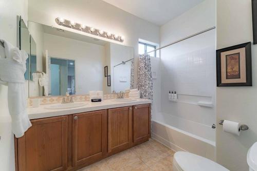 Un baño con lavabo, inodoro y espejo. en Free Pool Heat - Modern and Bright, Fire Pit, en Casa Grande