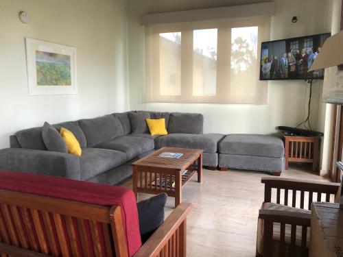Χώρος καθιστικού στο Windancer Beachfront Villa in Las Picuas