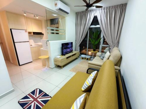 un soggiorno con divano e TV e una cucina di Midas Seri Alam New Cozy 2-4pax a Masai
