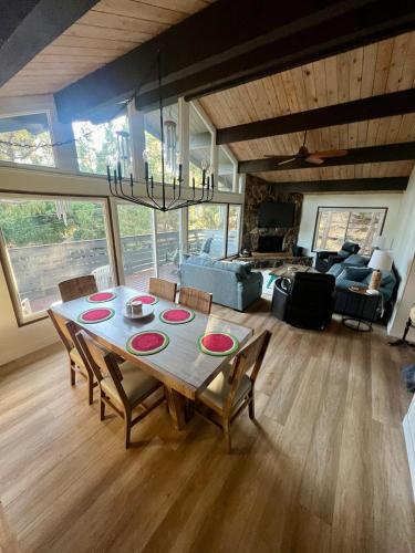 Ruang duduk di Mountain Lakehouse