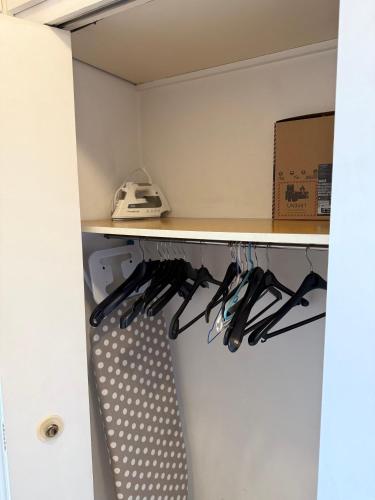 un placard avec une étagère et des ustensiles de cuisine dans l'établissement Dernier étage vue mer avec parking et piscine, à Antibes