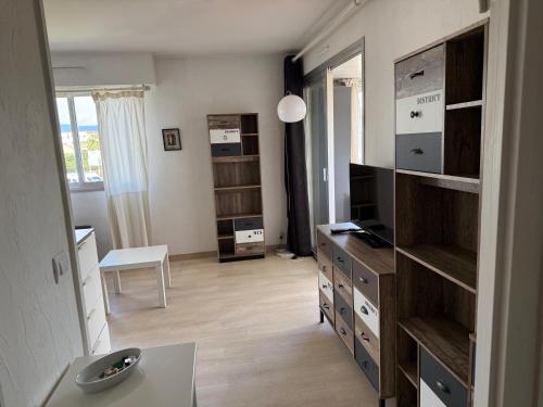 un salon avec une commode et une chambre avec un bureau dans l'établissement Dernier étage vue mer avec parking et piscine, à Antibes