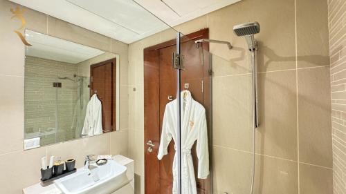 Modern Studio in Al Reem Julphar Pool and Gym 욕실